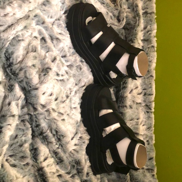 Buffalo David Bitton Shoes - Selling black platform sandals from Buffalo London! New with the tags on them!